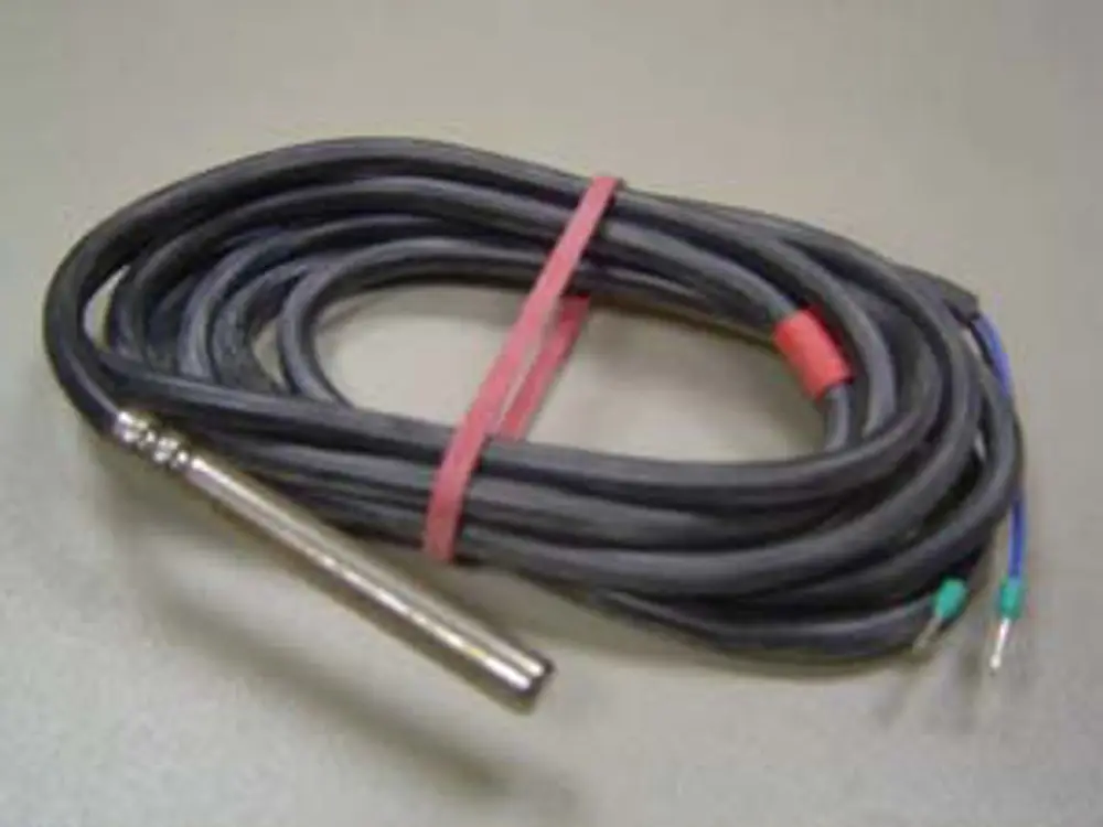Kabel mit einem Metallfühler, umwickelt mit einem Gummiummantelung und farbigen Anschlussdrähten. Das Produkt stammt von der Marke Remeha.